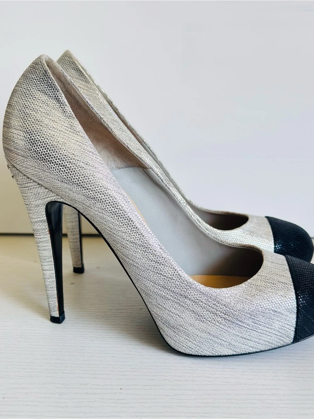 CHANEL Pumps Metallic Silver Cap Toe Textured EU 39.5 Crystal Logo Stiletto